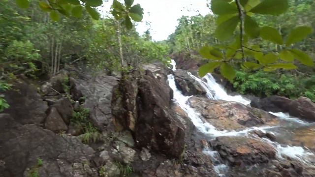 Восхождение на гору к истоку горной реки и водопада Phaeng Waterfall, остров Панган, Таиланд смотреть онлайн