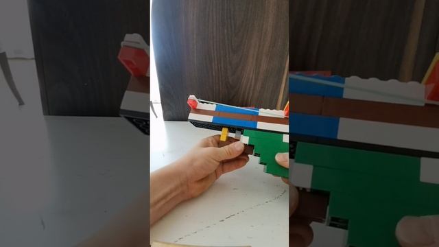 Мощный пистолет из лего