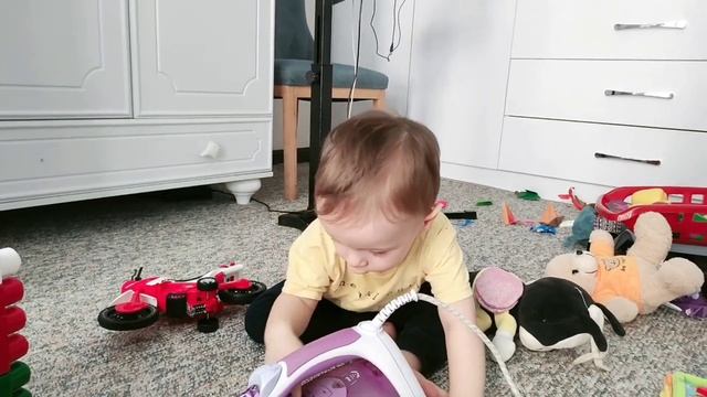 funny baby react to iron| playing with baby at home| Children's entertainment at home смотреть онлайн