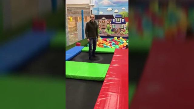 Батут для детей-опасен для взрослых 😁 смотреть онлайн