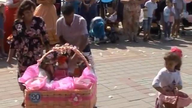 Парад колясок украсил юбилей района смотреть онлайн