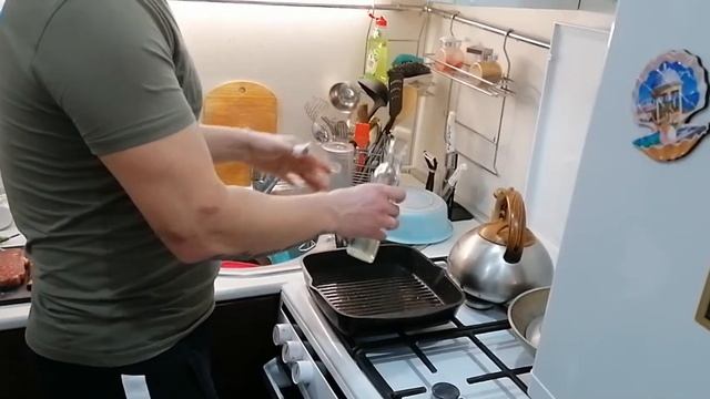 Стейки говяжие с картофелем по деревенски, очень вкусно всем советую смотреть онлайн