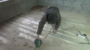 Выравниваю черновой деревянный пол под фанеру.