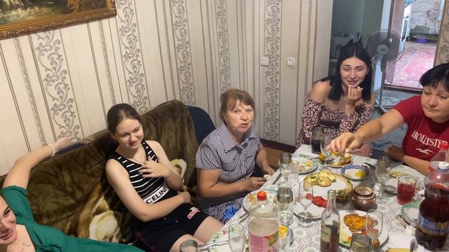 ч.2 ЗАСТАВИЛИ ГОСТЕЙ РАБОТАТЬ НА ОГОРОДЕ -потому что СЕМЬЯ 💪 смотреть онлайн