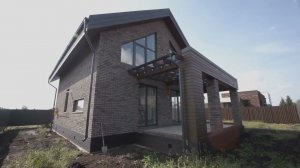 Двухэтажный дом из кирпича ручной формовки