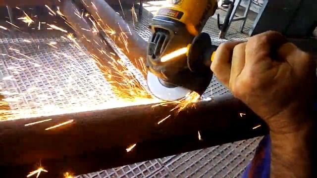 Краш тест инструмента - аккумуляторная болгарка DeWalt DCG414