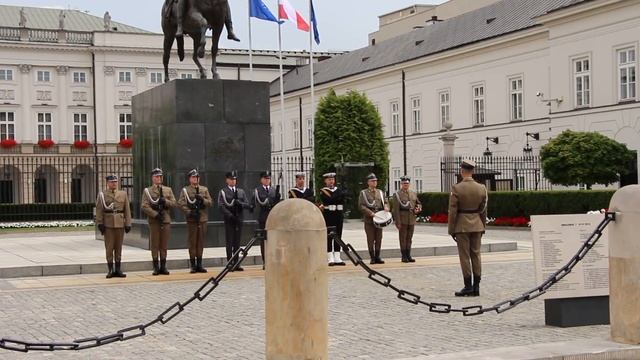 Почетный караул у Президентского дворца в Варшаве смотреть онлайн