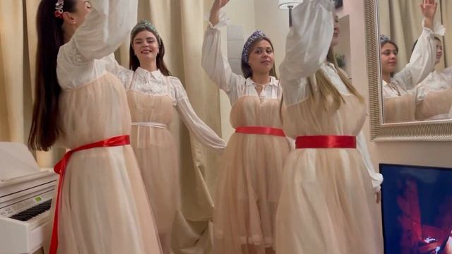 Новогодние гадания (подблюдные песни) с Ансамблем Вселена Фолк смотреть онлайн