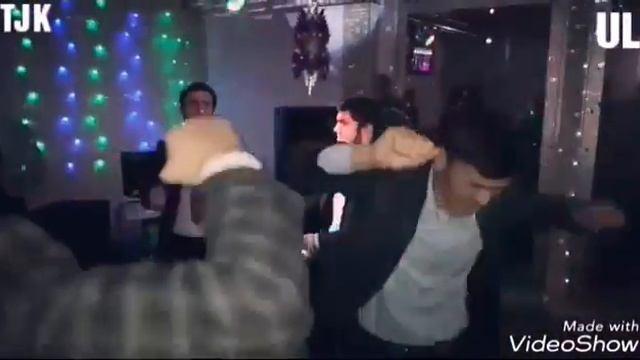 Таджики зажигают в Москве в баре поет таджикские песни танцы все свои только родные земляки смотреть онлайн