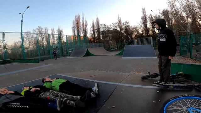 Школяру ДРУЗЬЯ Раздолбали БАШКУ Самокатом