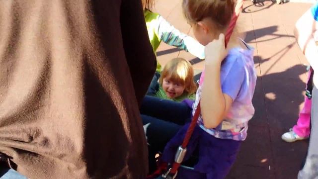 Кирюндий катается в парке на качелях смотреть онлайн