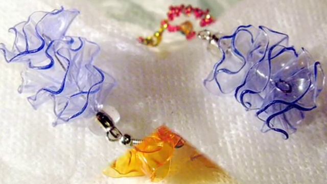 Такие украшения из пластиковых бутылок сможете делать и вы смотреть онлайн