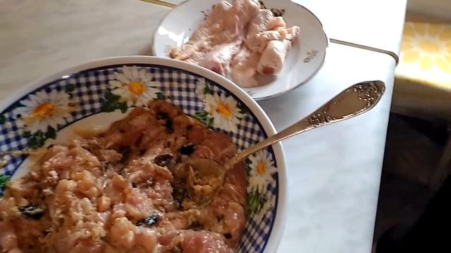 Фаршированные куриные голени с жареными грибами. Stuffed chicken drumsticks with mushrooms. смотреть онлайн