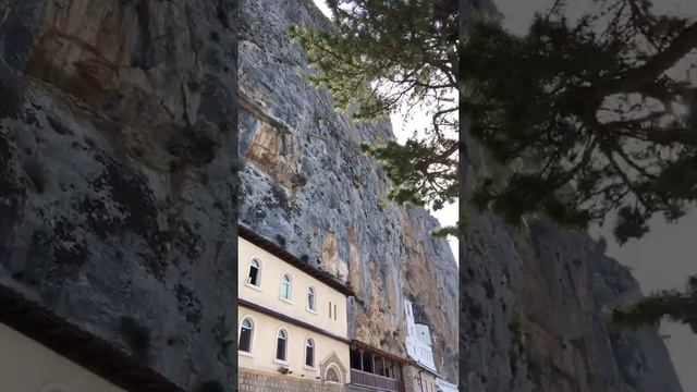 Православный монастырь Острог в Черногории.