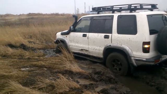 Opel Monterey в грязи