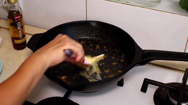 Ужин на одной сковороде. Макароны с куриным филе и сырным соусом. смотреть онлайн