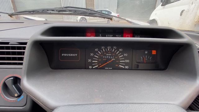 Peugeot 205 - Warm Engine Cranking with Full Choke смотреть онлайн