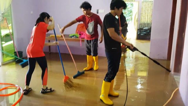Volunteering in a flooded area (Jeli, Kelantan) смотреть онлайн