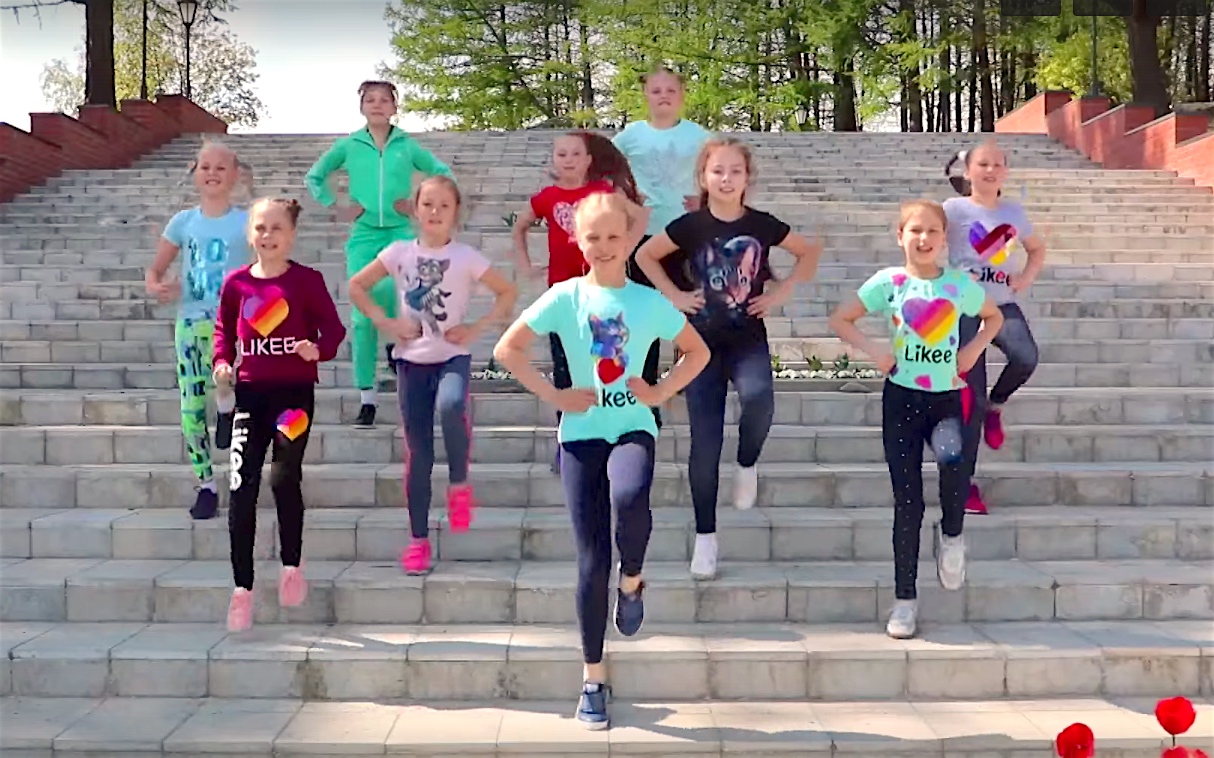 Игротанец *Веселая Зарядка*
Смотрим слушаем и повторяем смотреть онлайн