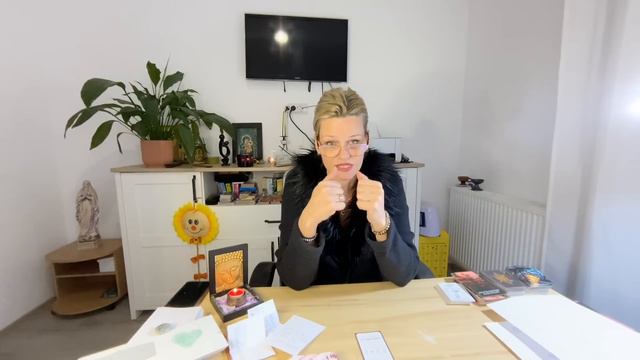 Cineva se gândește în secret la voi!Vă insista să vă propună o relație chiar dacă nu știe să pună p смотреть онлайн