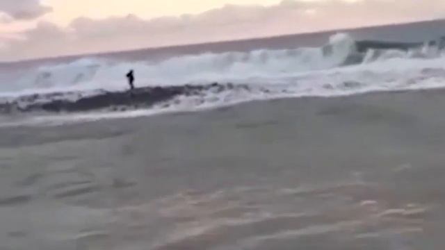 В Лазаревской волной унесло двух подростков смотреть онлайн