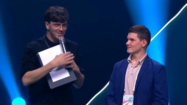 Арсений Попов- ведущий церемонии закрытия форума Проектория. 7.09.2022. смотреть онлайн