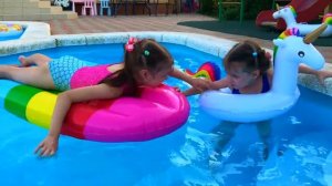 Девочки купаются в БАССЕЙНЕ. The girls are swimming in the POOL.