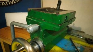 Один из способов выставить заднюю бабку на токарном станке.