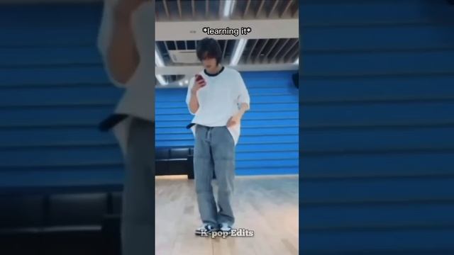 Hyunjin dancing to new jeans hype boy #shorts #straykids #hyunjin #skz #stay смотреть онлайн