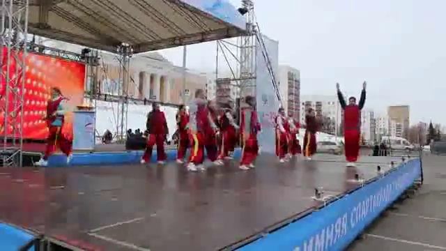 Танцы с элементами акробатики смотреть онлайн