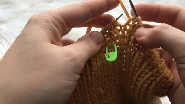 МК МАКУШКА В ШАПКЕ СПИЦАМИ РЕЗИНКОЙ 1*1 смотреть онлайн