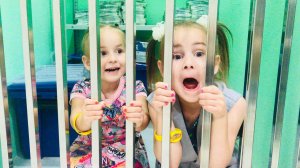 Алина играет на необычной площадке для детей Alina pretend play Минополис