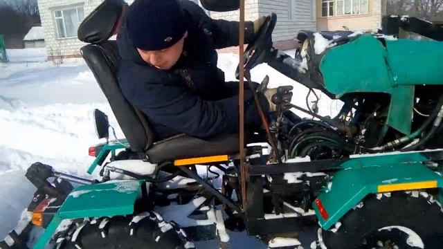 Самодельный минитрактор чистит снег смотреть онлайн