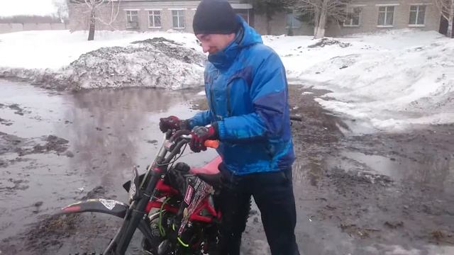 Питбайк Irbis TTR 125cc vs. Глубокая лужа смотреть онлайн