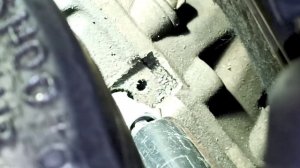 датчик коленвала  сломан, достать из отверстия.