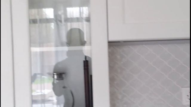 Уютная белая кухня в стиле неоклассика. Смотреть обзор смотреть онлайн