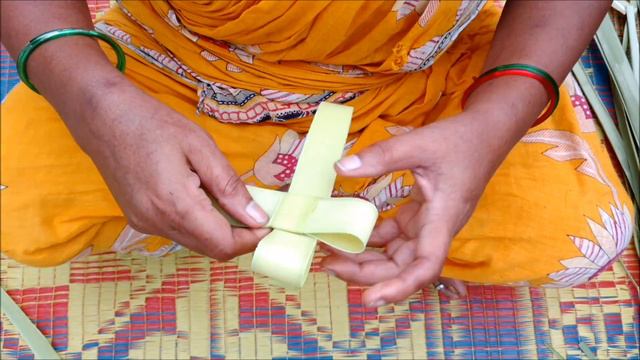 Making Jesus Cross Symbol with Palm Leaves смотреть онлайн