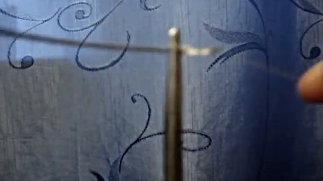 Вдеваем нитку в иглодержатель смотреть онлайн