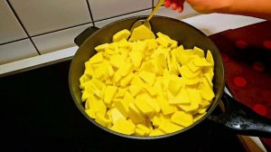 Жареная картошка с шампиньонами и луком на сковороде