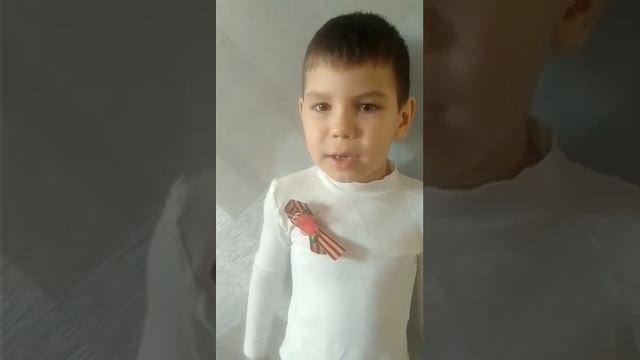 Воспитанник старшей группы "Ласточка" Кузнецов Вадим читает стихотворение М. Ножкина "С Победой". смотреть онлайн