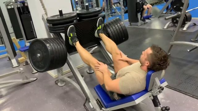 Жим платформы ногами. Вес 520 килограмм. Игорян молодец. Хардкорный бодибилдинг. смотреть онлайн