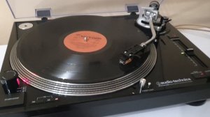 Демонстрация работы винилового проигрывателя Audio-Technica AT-LP120USB