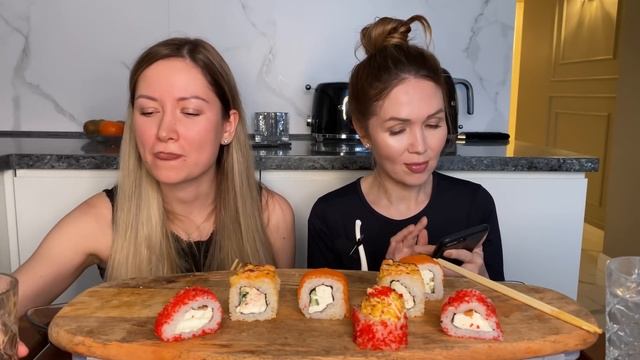 Мукбанг с подружкой | отвечаем на вопросы, вспоминаем молодость? | роллы | Мукбанг