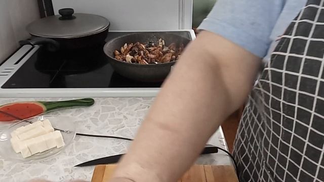 Тушённое мясо с грибами и овощами в сырном соусе пальчики оближешь??????? смотреть онлайн