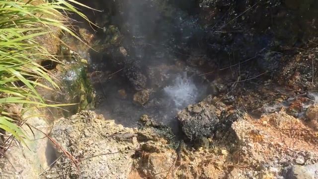 Фумаролы в жерле вулкана Баранского на Итурупе: кипящая вода и кипящая грязь смотреть онлайн