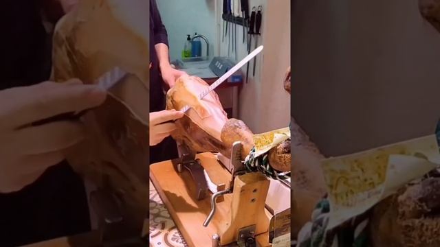 Как правильно начать резать ногу хамона