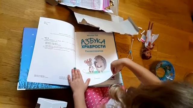 Какие подарки принес Дед Мороз под елку девочки в Новый 2016 Год. What gifts brought by Santa Claus смотреть онлайн