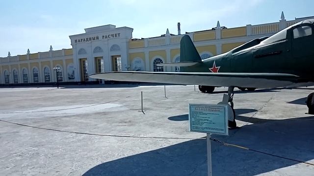 Идем в музей ВОЕННОЙ ТЕХНИКИ / Купаемся в фонтане смотреть онлайн