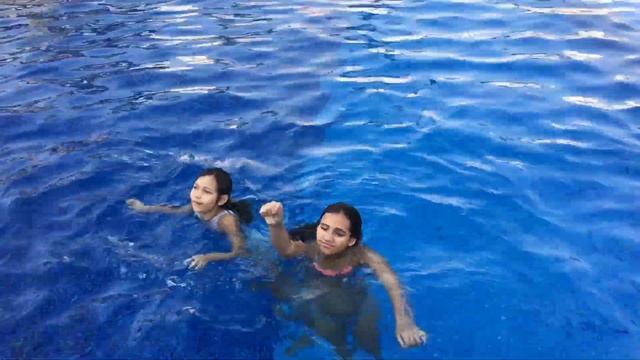 ÁGUA MUITO GELADA DA PISCINA - 3 irmãs demais смотреть онлайн