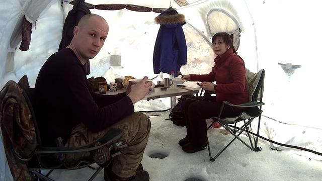 Зимняя рыбалка Толстый лёд бурим мотобуром Солнечная панель смотреть онлайн